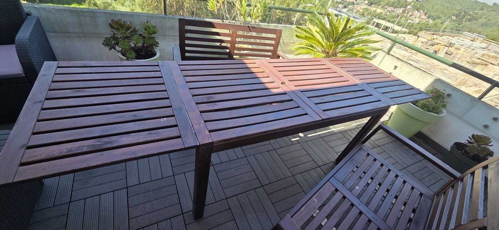 Mesa e bancos IKEA, jardim em madeira