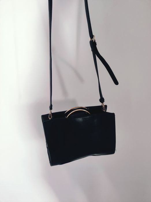 Torebka czarna na ramię złote dodatki