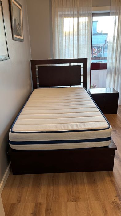 Cama com largura 1,10m, mesa de cabeceira e colchão