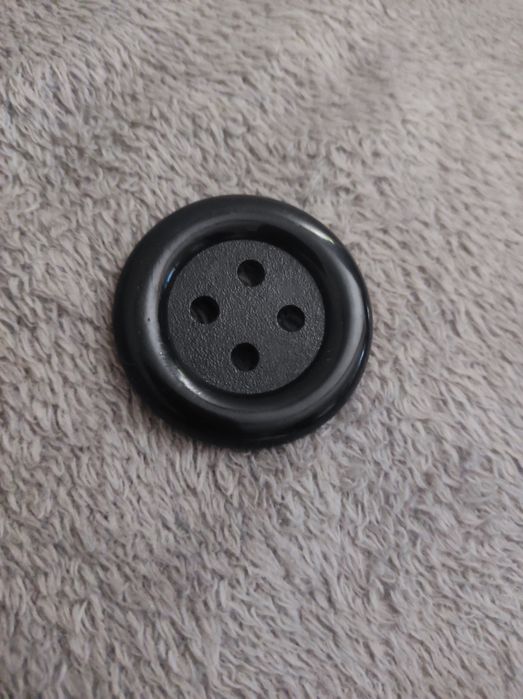 Broszka  czarny guzik PRL