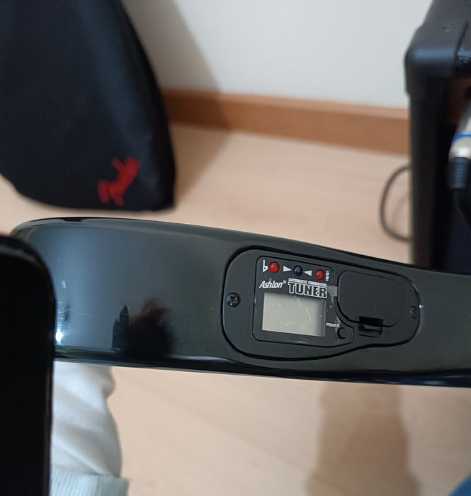 Guitarra Ashton super rara afinador incorporado