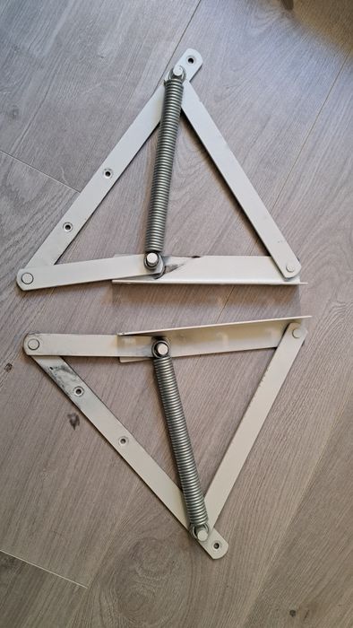 Zawiasy siłowniki do tapczanu