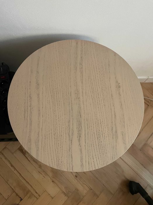 Stolik IKEA STARKVIND z oczyszczaczem powietrza