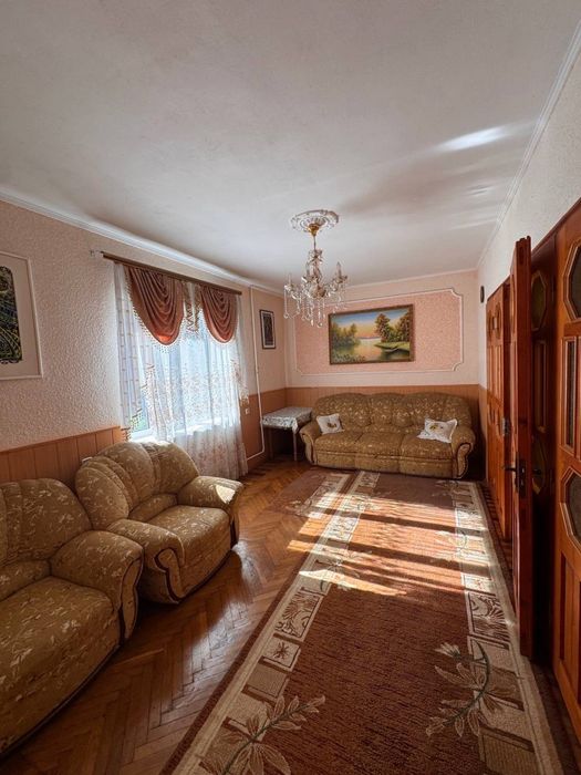Продаж будинку з великою ділянкою в Новоселиці