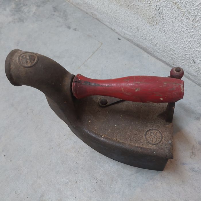 Antigo ferro de engomar.