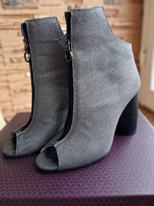 Продам сатиновые  ботильоны.  Очень элегантные. Б/у , состояние  норма