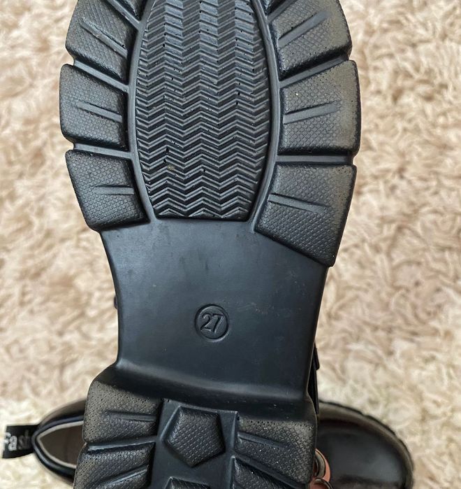 Взуття на дівчинку