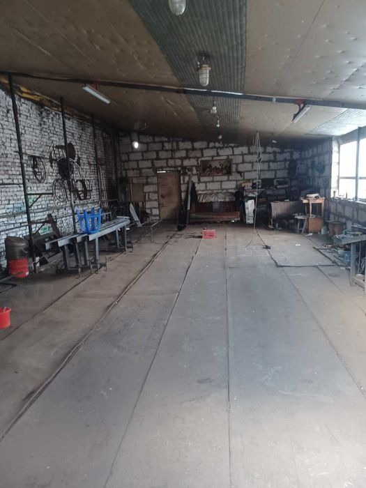 Продам в м.Мерефа магазин та ангар  з 9/25 житлового будинку