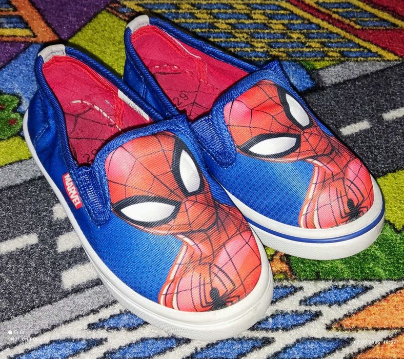 Kapcie z nadrukiem licencyjnym Marvel Spider-Man  29 r (18.5 cm).