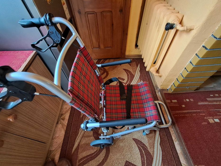 Wózek inwalidzki transportowy