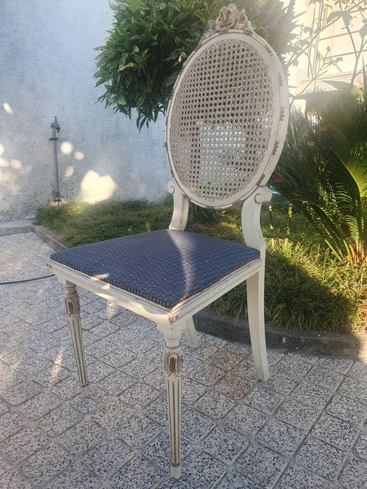 Cadeira antiga em madeira