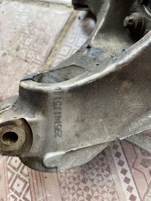 Цапфа/правий поворотний кулак Chrysler 200 2014-2016