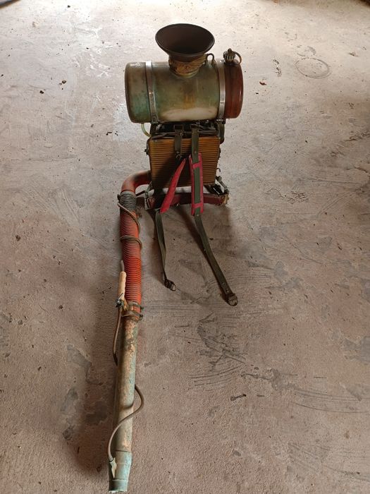 Motopulverizador de costas, marca Vieira, equipado com um motor a dois tempos marca Casal, a funcionar perfeitamente
