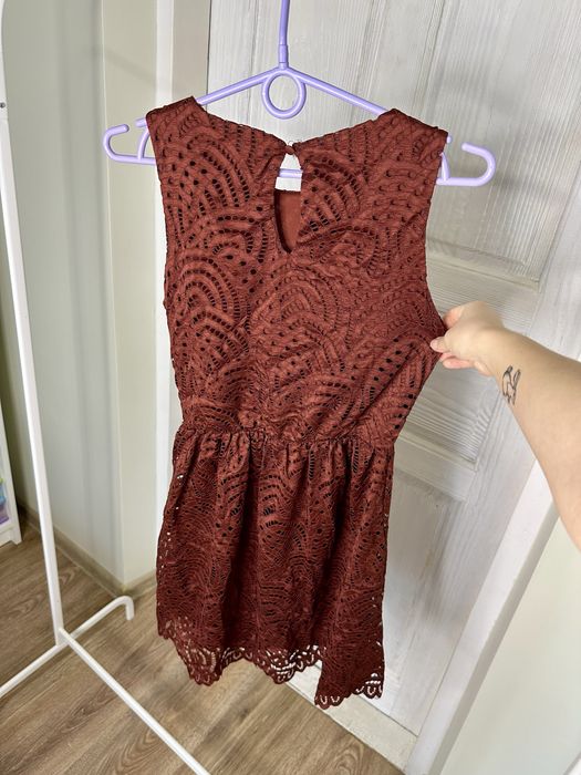 Koronkowa sukienka mini ONLY – rdzawa/ceglasta, rozmiar XS