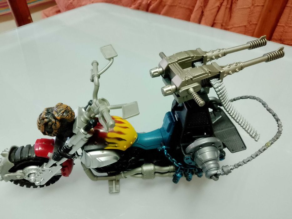 Moto e boneco antigos mas como novos