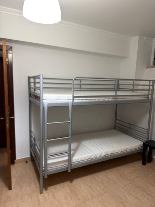 Uma cama em apartamento