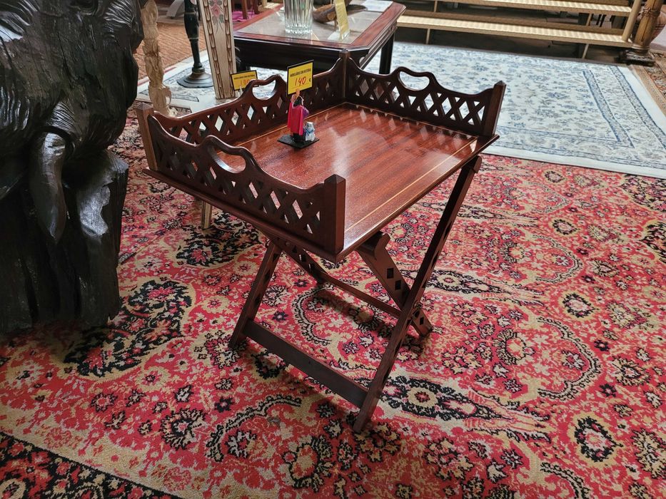 Mesa de apoio em madeira com tabuleiro amovível- ó