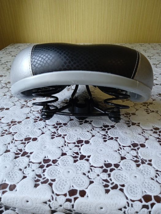 Сідло велосипедне.