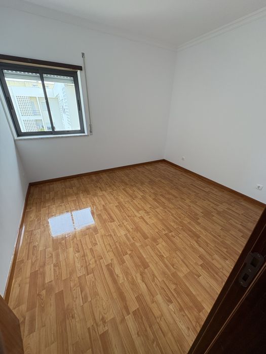 Faco trabalhos de pintura, chao flutuante, pladur