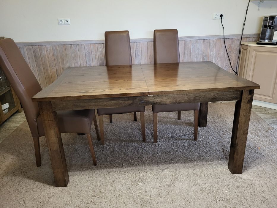 Обідній стіл з стільцями