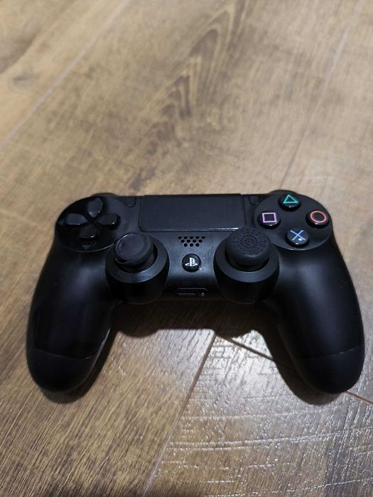 Ps4 usada com dois comandos e em ótimo estado com 500g