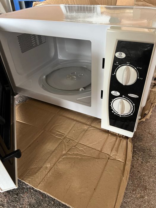 Microondas preto e branco