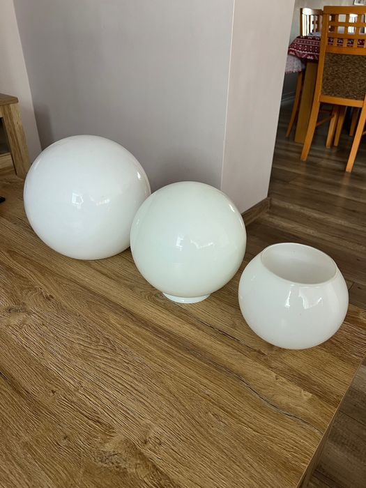 Szklane białe kule klosze