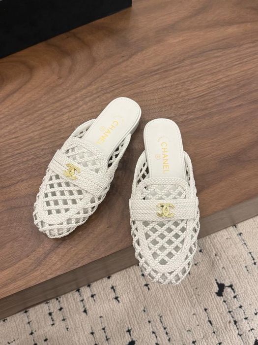 Klapki CHANEL White Leather