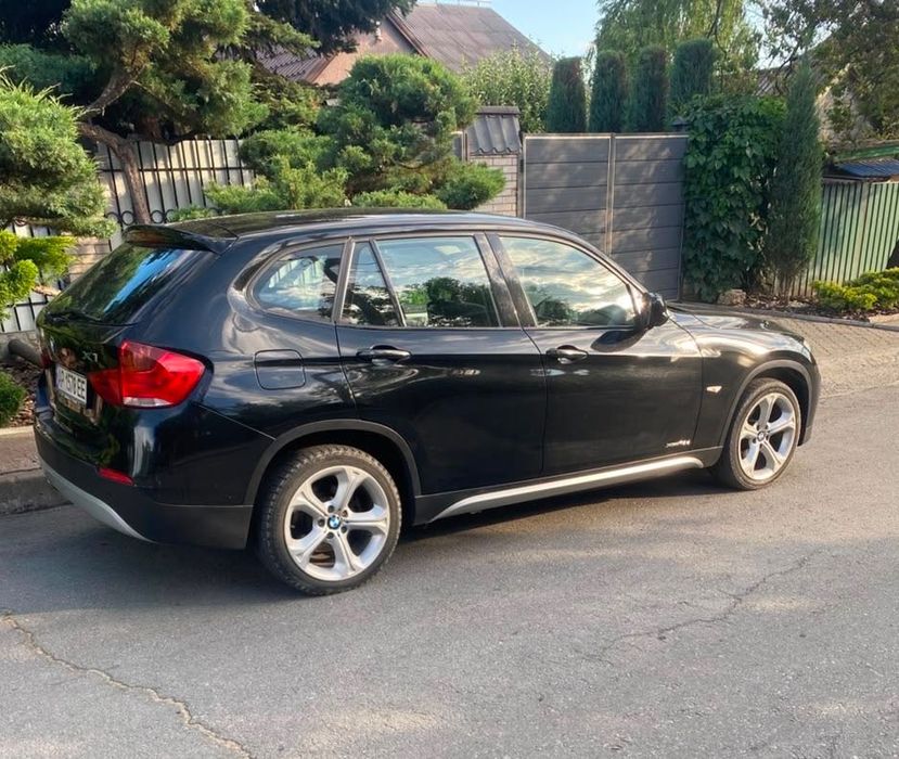 Продаж BMW X1 2011 року