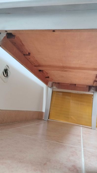 Mesa de centro em madeira e tampo em vidro