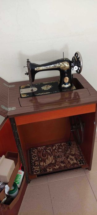 Cristaleira antiga OFERTA MOVEL COSTURA