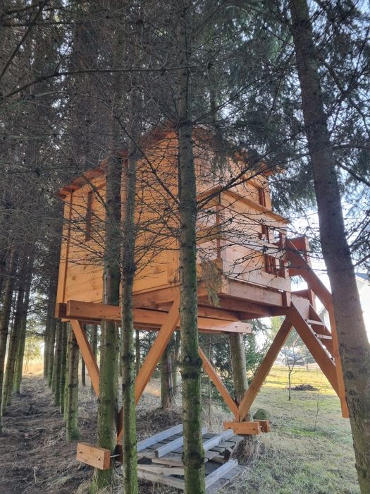 Drewniany domek na drzewie