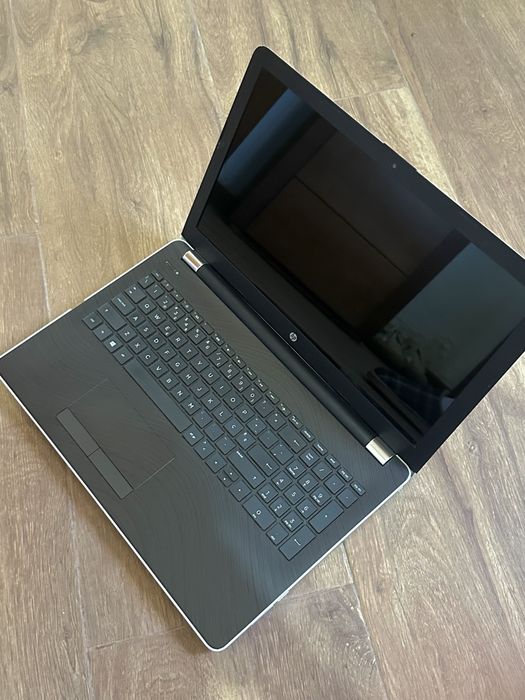 Portátil HP 15-bw020np, AMD A9, 8GB RAM, 1TB HDD, com carregador e mala