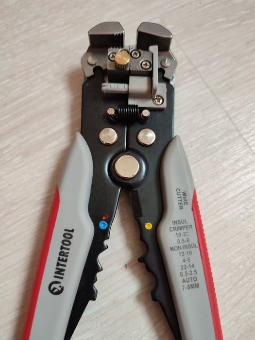 Съемник изоляции  автоматический проводов INTERTOOL HT-7020