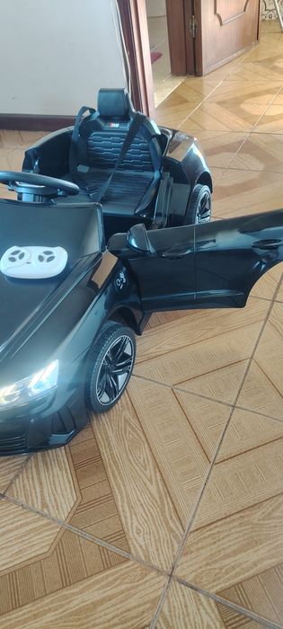 Vendo carro de criança a bateria comando como novo