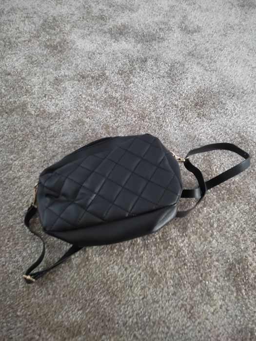 Pochete mala pequena tiracolo preta e dourada