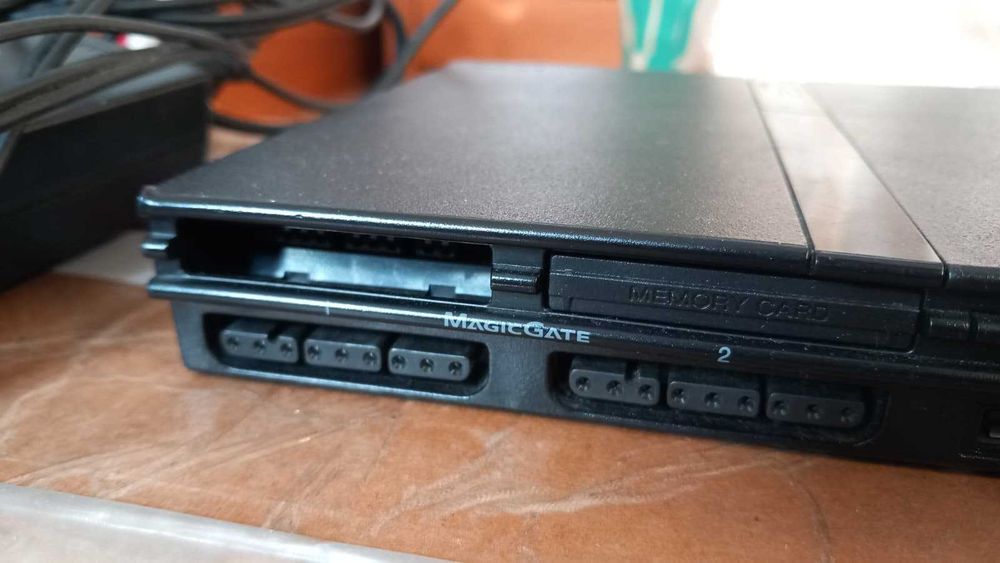 PS2 com marcas de uso - Inclui comando e cabos