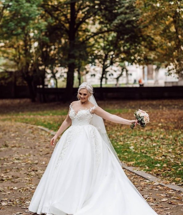 Продається весільна сукня