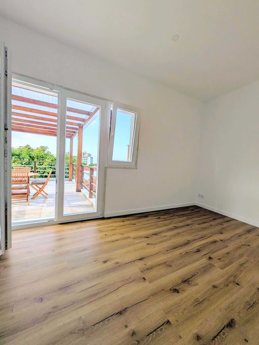 T2 novo em moradia germinada com vista mar