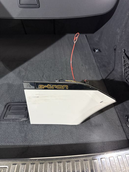 Люк порта зарядки Ауді е-трон 2019-2024