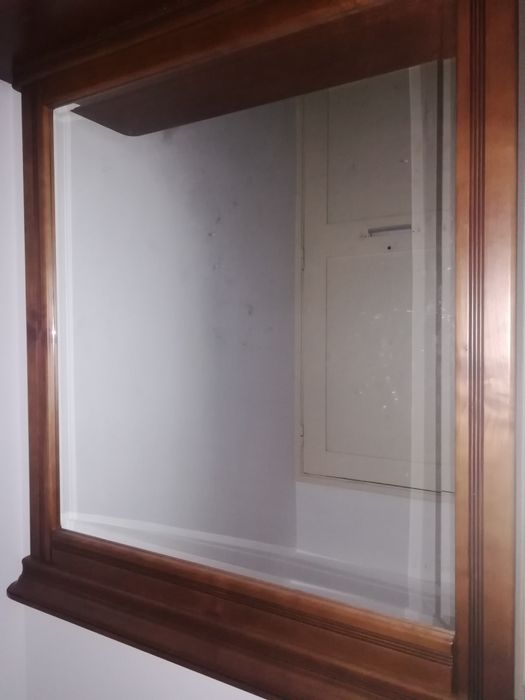 Espelho com moldura em cerejeira