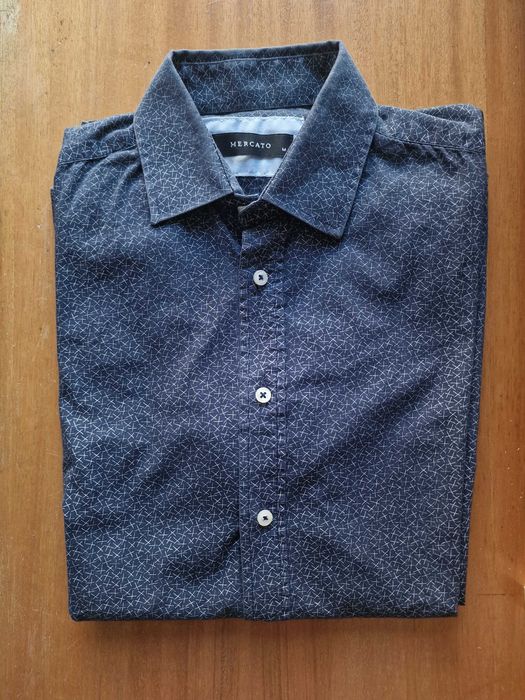 Camisa azul escura de manga comprida