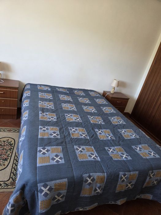 Cama de madeira maciça e colchão