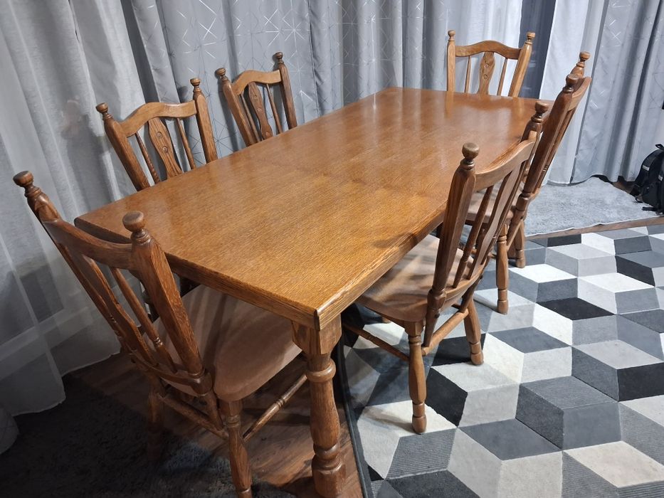 Stół dębowy  plus 6 krzeseł.