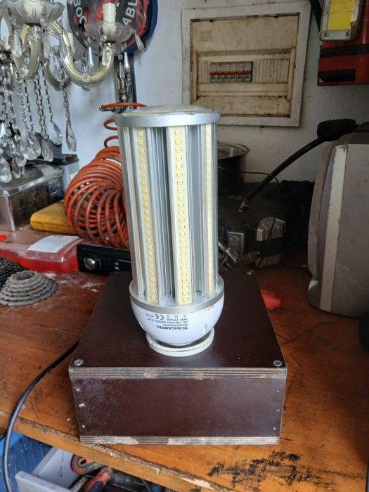 Caixa com luz eléctrica e mais tomada eléctrica