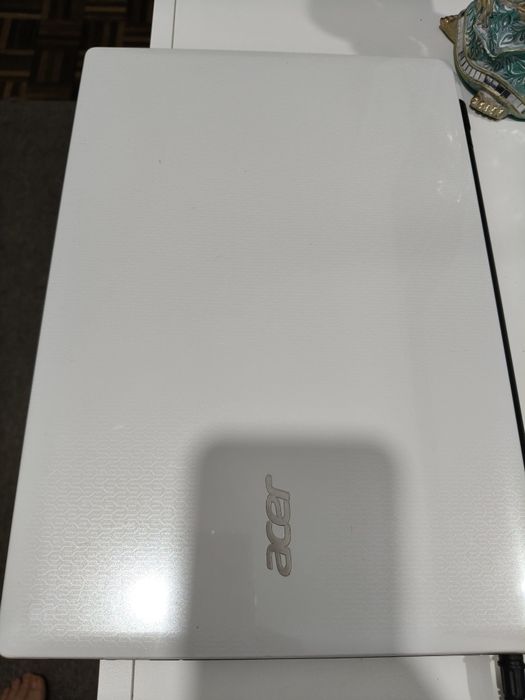 Vendo portátil Acer branco bem estimado como novo