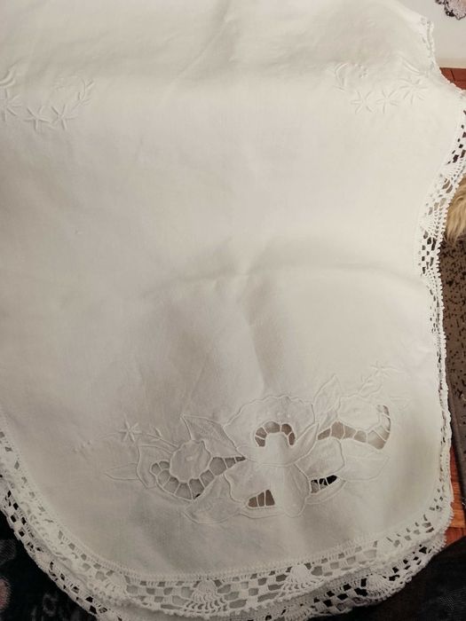 Naprons em linho bordados á mão