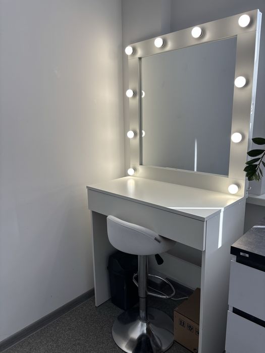 Место бровиста / визажиста