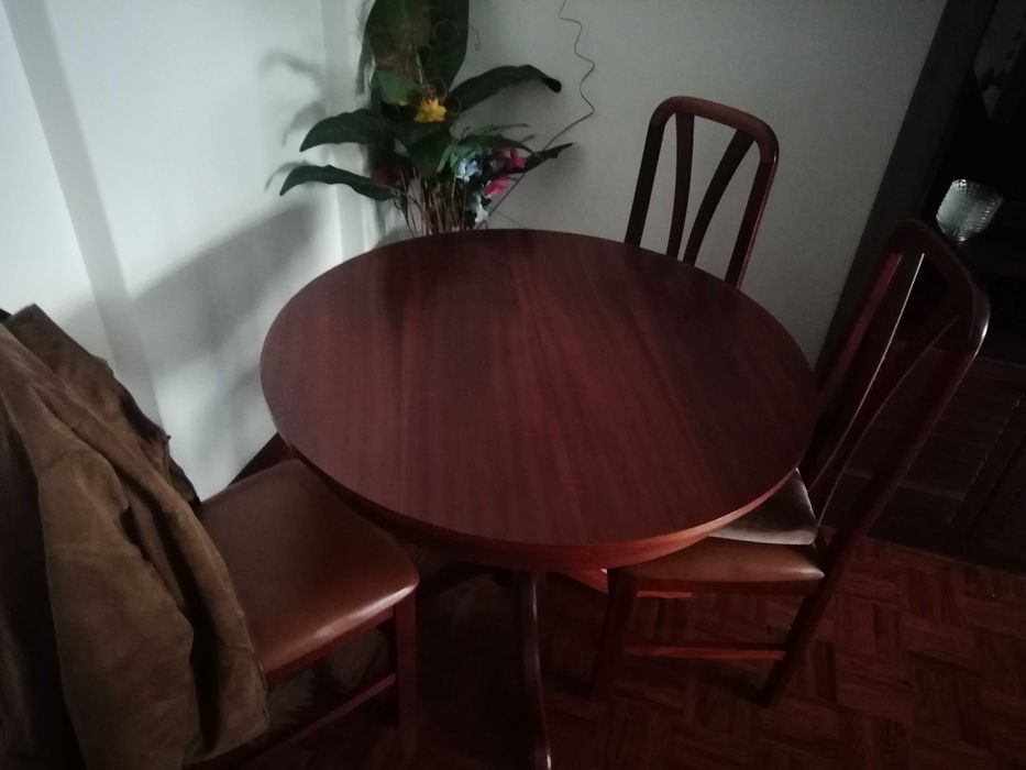 Mesa e quatro cadeiras