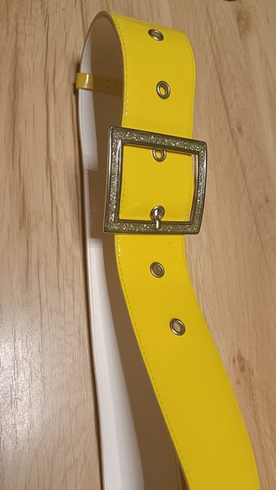 Lakierowany Szeroki Nowy Żółty pasek długość 108cm. Duża kryształowa k